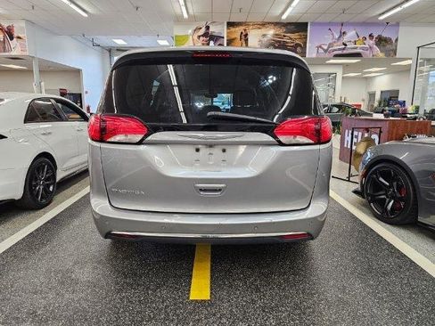 Used 2017 Chrysler Pacifica Touring-L image 5