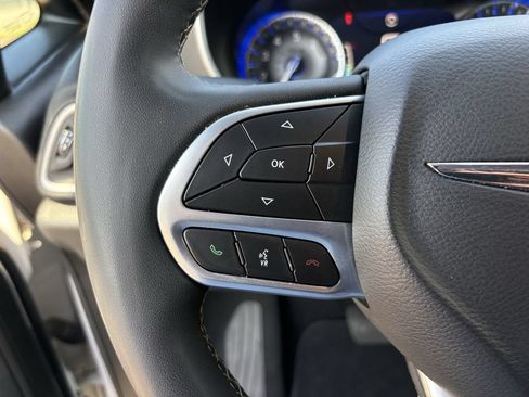 Used 2025 Chrysler Pacifica Select FWD image 16