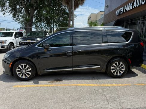 Used 2020 Chrysler Pacifica Touring-L Plus FWD image 4