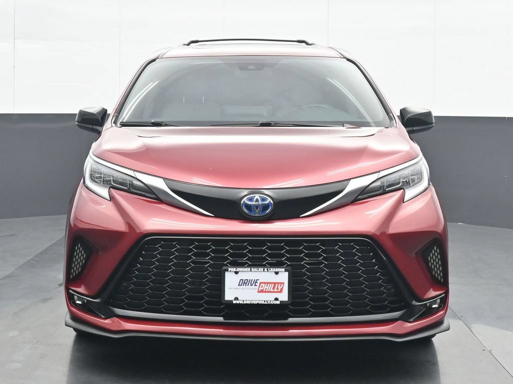 Used 2024 Toyota Sienna XSE FWD image 1