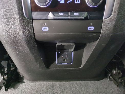 Used 2024 GMC Yukon XL SLT image 17