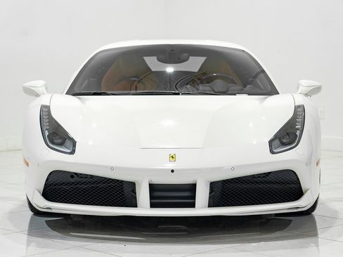 Used 2019 Ferrari 488 GTB Base image 2