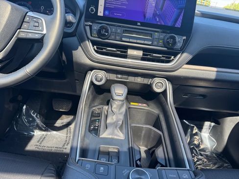 Used 2024 Toyota Grand Highlander AWD image 11