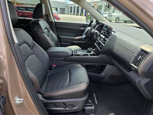 Used 2024 Nissan Pathfinder Platinum w/ Cargo Package AWD/4WD image 16