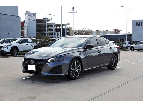 Used 2024 Nissan Altima 2.5 SR image 2