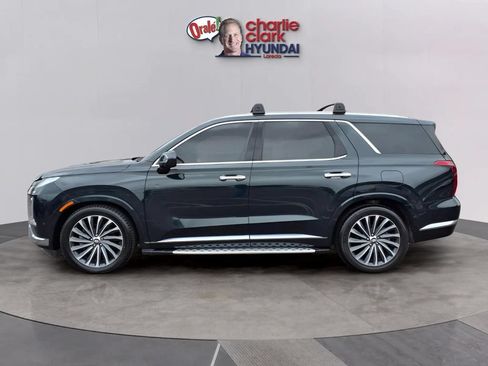 Used 2023 Hyundai Palisade Calligraphy FWD image 2