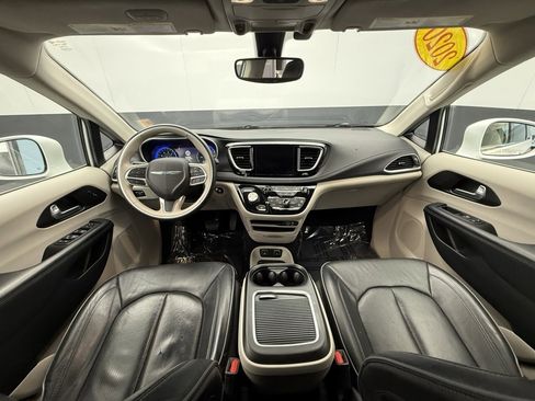 Used 2020 Chrysler Pacifica Limited w/ 8-pass Seating Package image 3