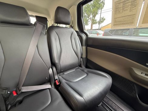 Used 2026 Kia Carnival FWD image 36