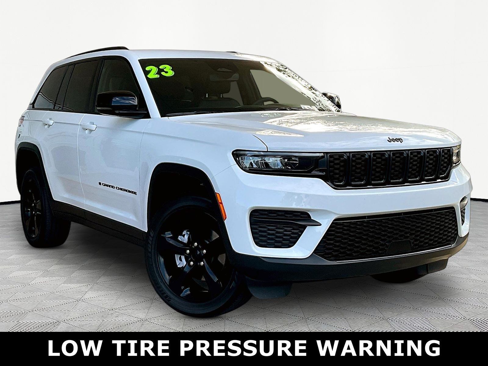 Used 2023 Jeep Grand Cherokee Altitude AWD/4WD image 3