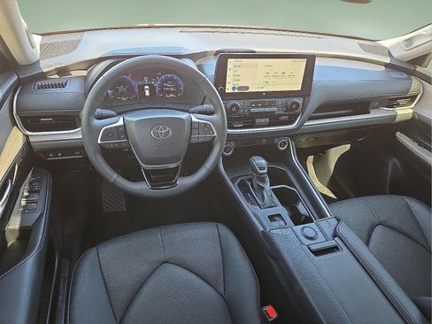 Used 2024 Toyota Grand Highlander Limited image 12