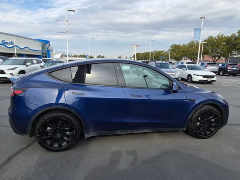 Used 2022 Tesla Model Y Long Range AWD/4WD image 2