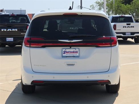 New 2026 Chrysler Pacifica Select image 7