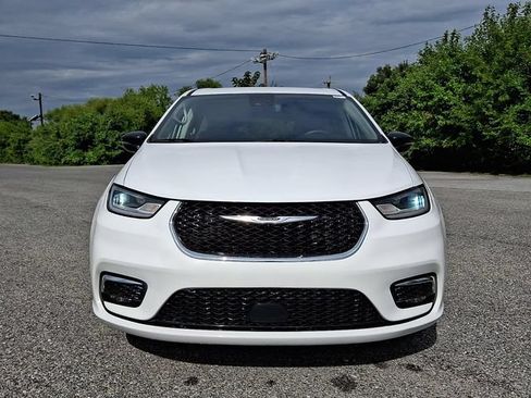 Used 2024 Chrysler Pacifica Touring-L FWD image 3