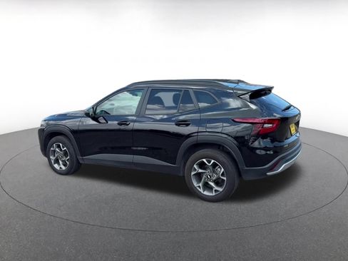 Used 2025 Chevrolet Trax LT FWD image 9