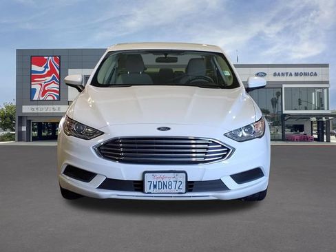 Used 2017 Ford Fusion SE FWD image 2
