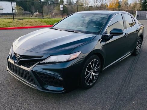 Used 2021 Toyota Camry SE image 1