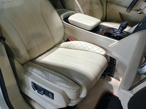 Used 2020 Bentley Bentayga AWD/4WD image 38