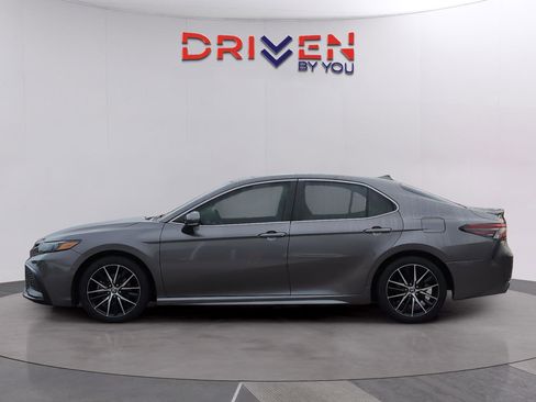 Used 2021 Toyota Camry SE image 2