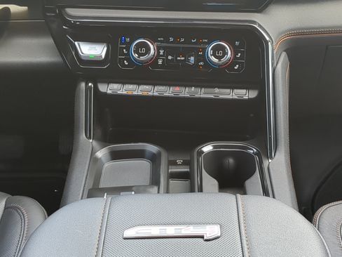 Used 2024 GMC Sierra 2500 AT4 w/ AT4 Preferred Package AWD/4WD image 17