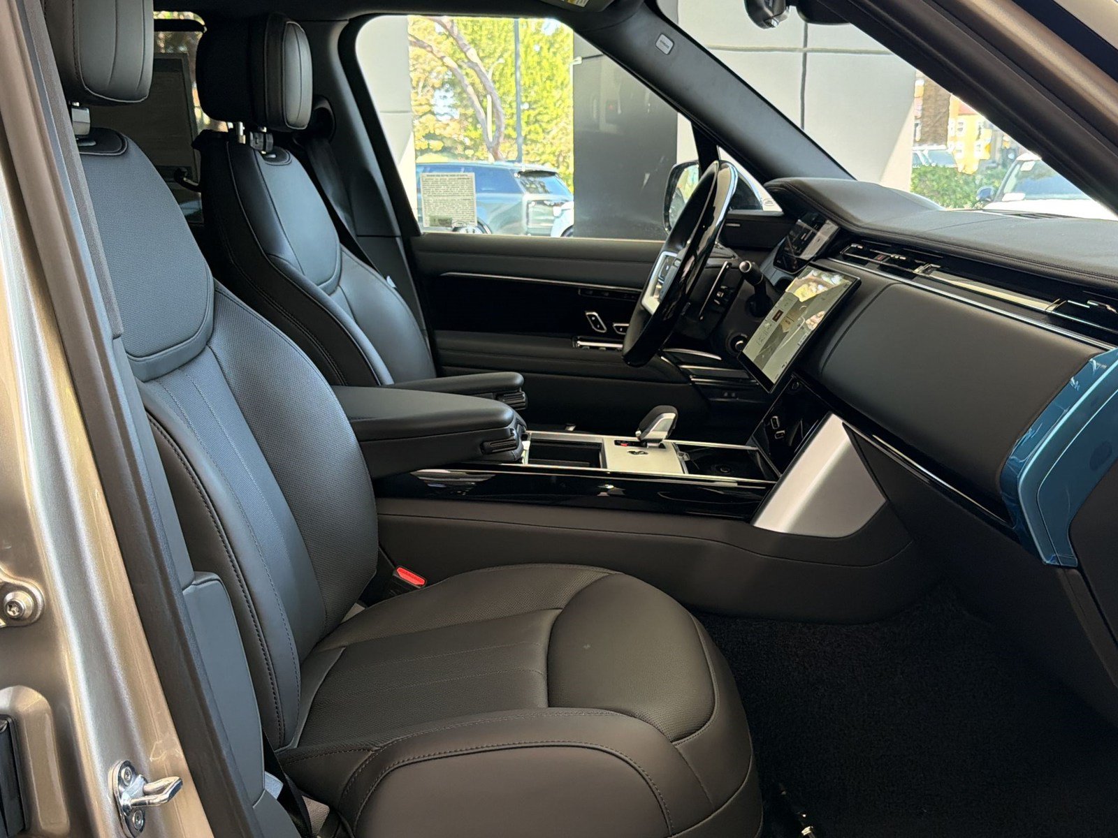 New 2026 Land Rover Range Rover Long Wheelbase SE AWD/4WD image 25