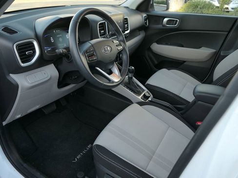 Used 2025 Hyundai Venue SEL image 11