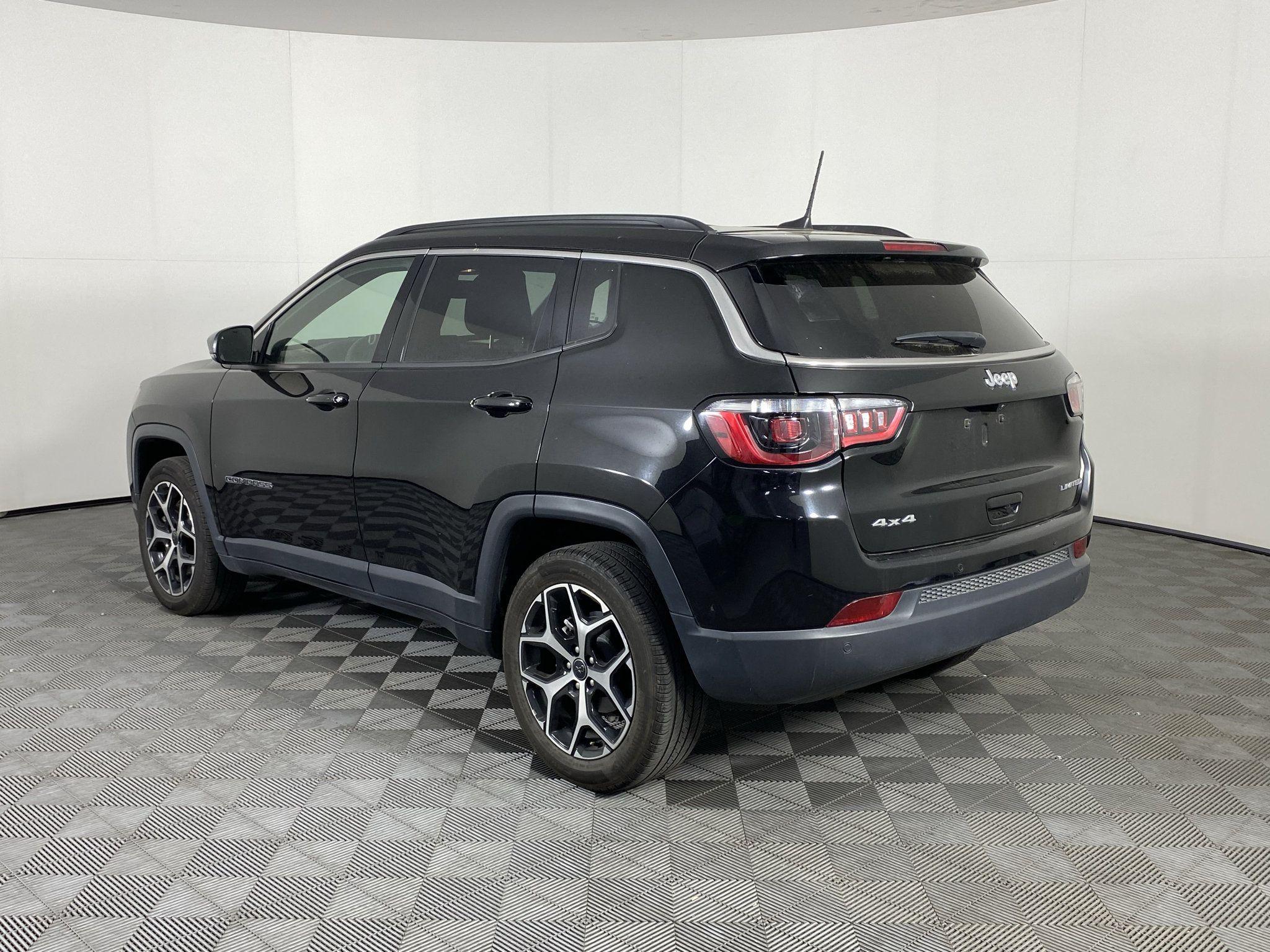 Used 2025 Jeep Compass Limited AWD/4WD image 4