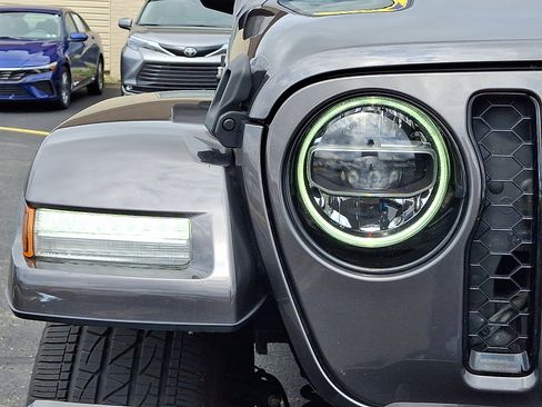 Used 2021 Jeep Wrangler Unlimited Sahara AWD/4WD image 9