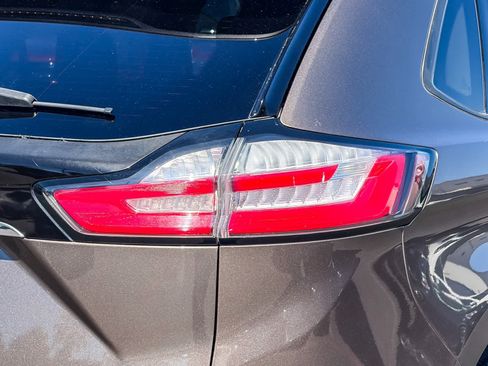 Used 2019 Ford Edge SE FWD image 8