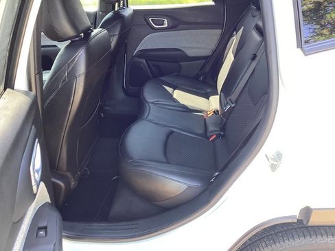 Used 2024 Jeep Compass Latitude image 11