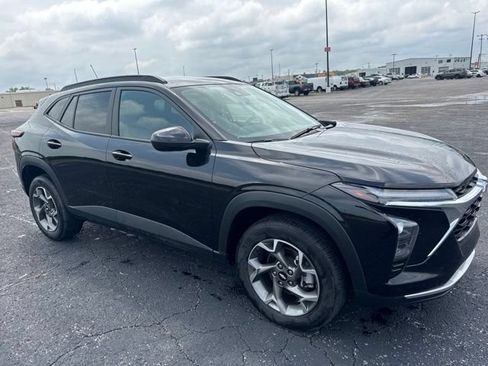 Used 2025 Chevrolet Trax LT FWD image 3