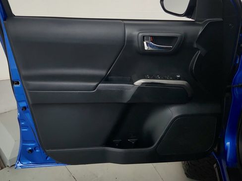 Used 2017 Toyota Tacoma TRD Sport AWD/4WD image 16
