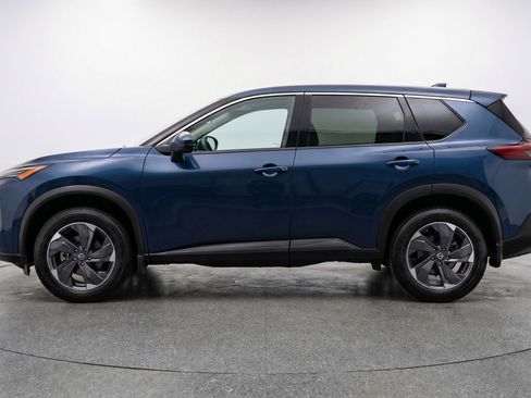 Used 2025 Nissan Rogue SV image 3