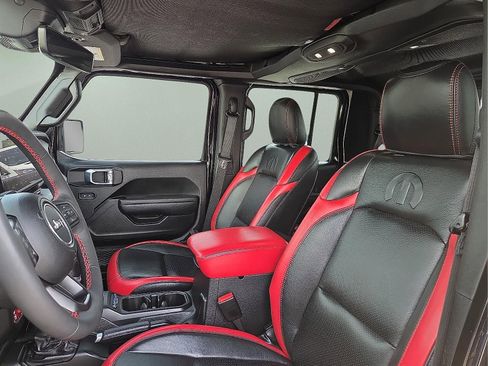 Used 2024 Jeep Gladiator Rubicon w/ Technology Group AWD/4WD image 13