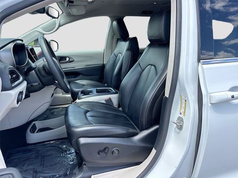 Used 2023 Chrysler Pacifica Touring-L FWD image 20