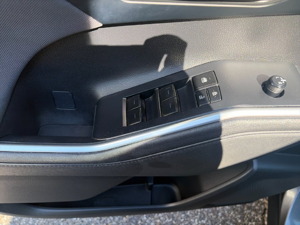 Used 2023 Toyota Highlander LE FWD image 13