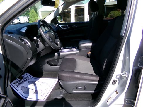 Used 2019 Nissan Pathfinder SV image 10