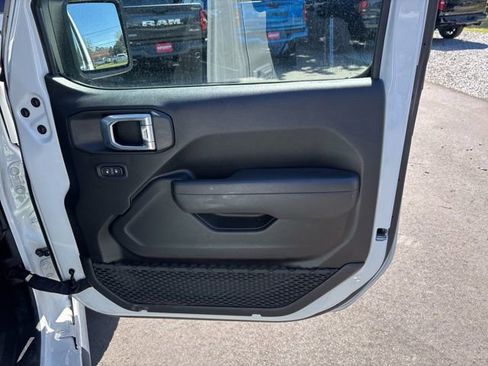 Used 2025 Jeep Wrangler Rubicon image 13