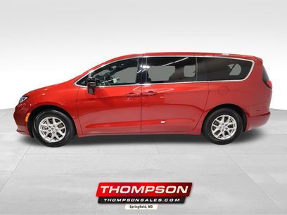 Used 2025 Chrysler Pacifica Select