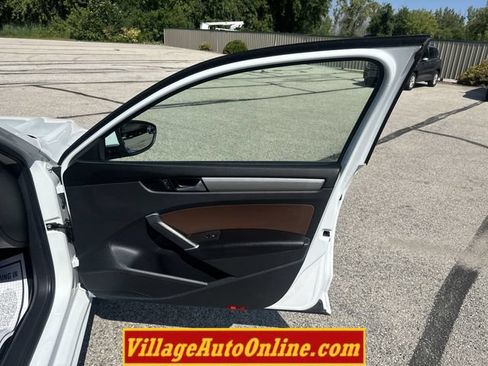 Used 2022 Volkswagen Passat 2.0T SE FWD image 39