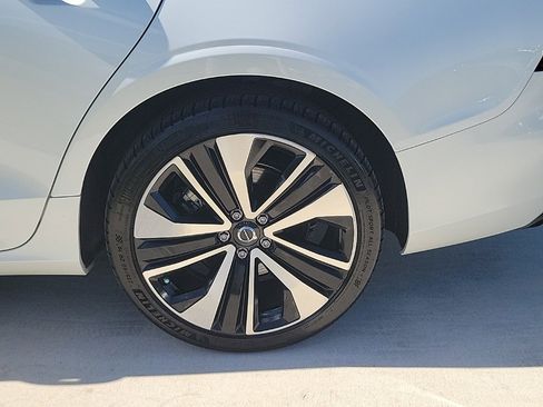 Used 2022 Volvo S60 B5 Momentum w/ Premium Package image 4