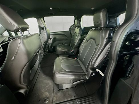 Used 2025 Chrysler Pacifica Select FWD image 32