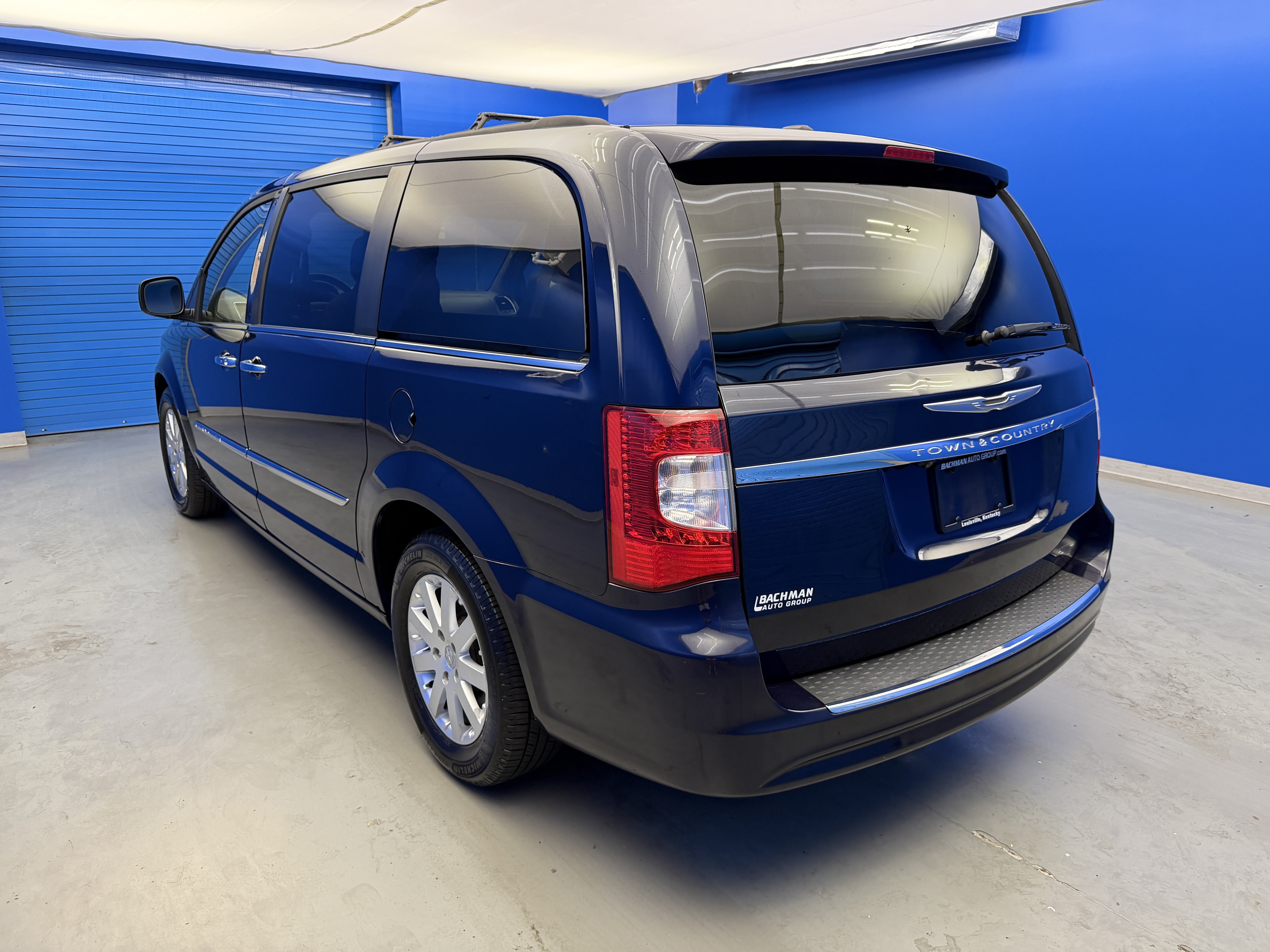 Used 2015 Chrysler Town & Country Touring w/ Driver Convenience Group FWD image 5