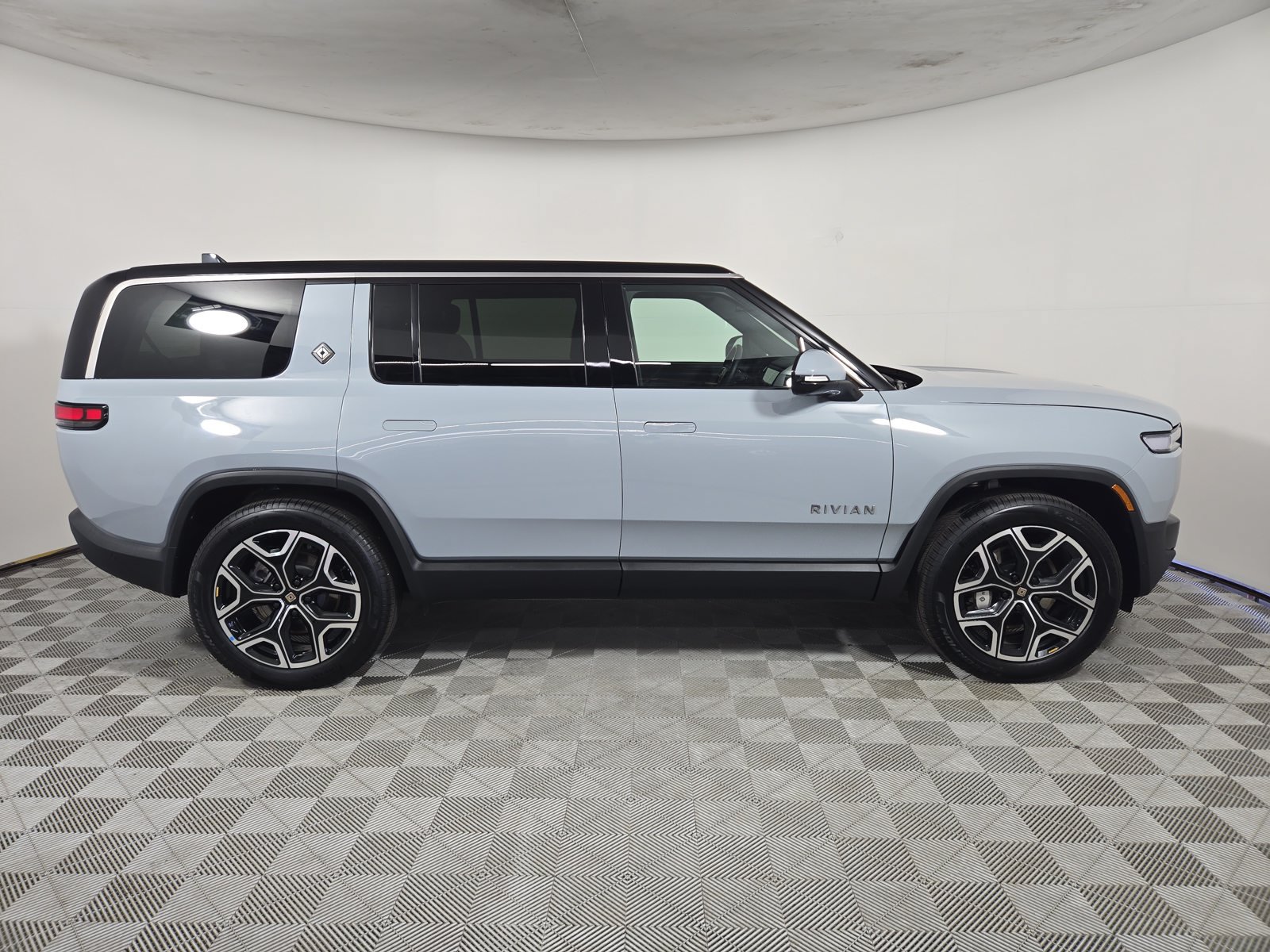 Used 2025 Rivian R1S Adventure Dual AWD/4WD image 6