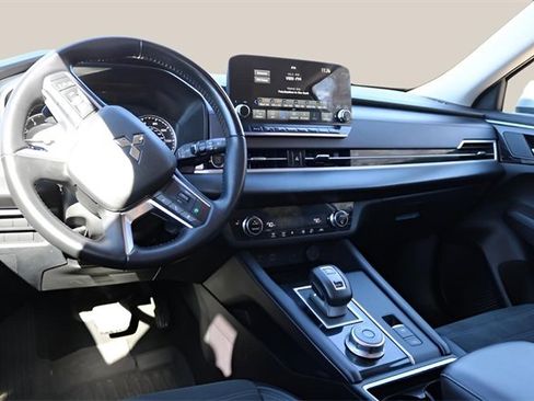 Used 2024 Mitsubishi Outlander SE image 13
