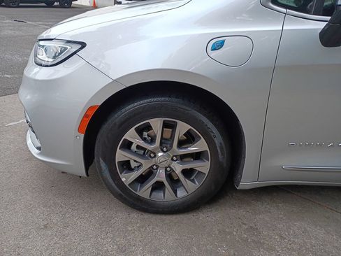 Used 2023 Chrysler Pacifica Pinnacle FWD image 8
