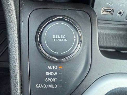 Used 2018 Jeep Cherokee Limited w/ Luxury Group AWD/4WD image 14