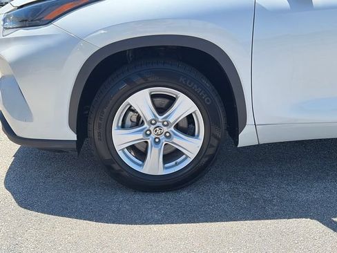 Used 2024 Toyota Highlander LE FWD image 25