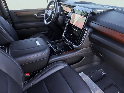 Certified 2025 GMC Yukon Denali image 31