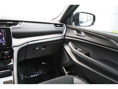 Used 2025 Jeep Grand Cherokee Altitude RWD image 10