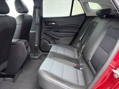 Used 2025 Chevrolet Trax LT w/ LT Convenience Package FWD image 17